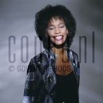 04-03-1985 Whitney Houston at studio in Amterdam, The Netherlands. March 04, 1985.

[keywords]Posed, Eye Contact, Smiling[/keywords]